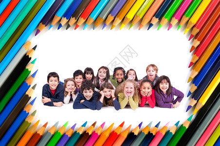 一群儿童在由彩色铅笔制作图片
