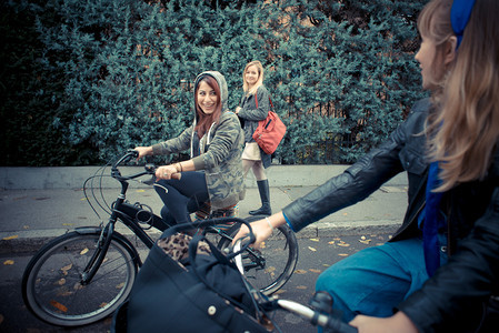 在城市中进行自行车比赛的女孩
背景图片