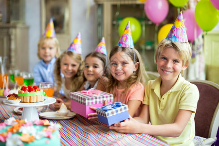 生日聚会上微笑的孩子图片