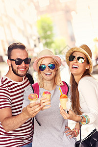 旅游中的朋友们拿着冰淇淋笑得很开心图片