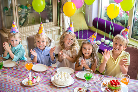 生日聚会上微笑的孩子图片