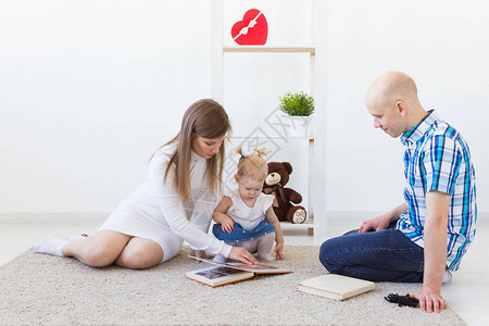 幸福的家庭母亲父亲和他们的孩子在家里的客厅里在一起儿童和蹒图片