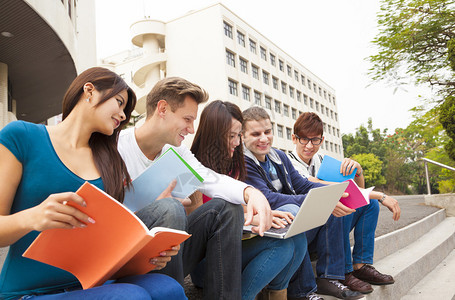 大学生中学习的青年图片