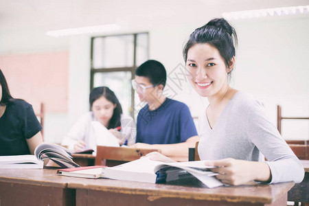 亚洲集团学生分享校园草坪工作想法的亚洲组图片