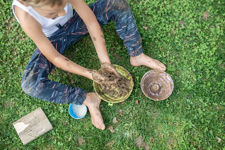 坐在草地上的小朋友背景图片-坐在草地上的小朋友背景素材-坐在草地上