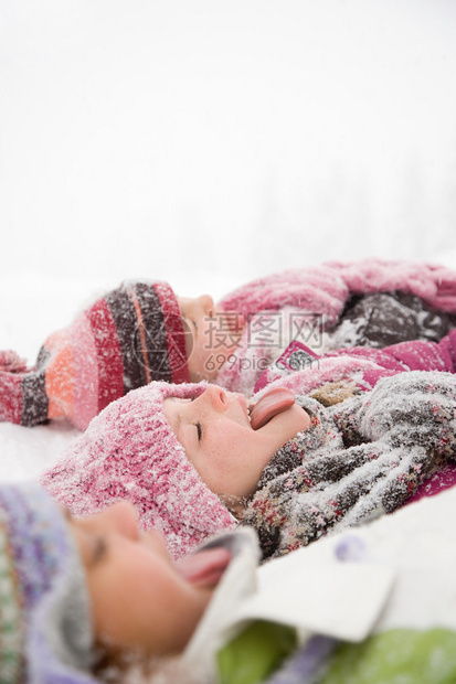 雪地里伸出舌头的孩子图片