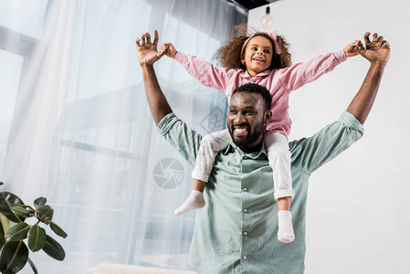 africanamerican父亲抱着女儿脖子图片