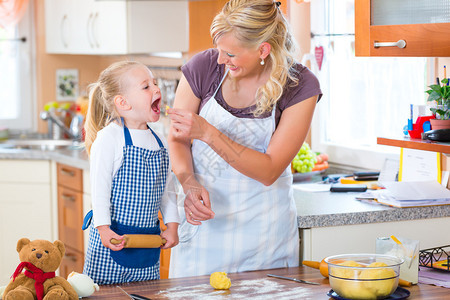家庭烘焙母女在家一起烘焙饼干图片
