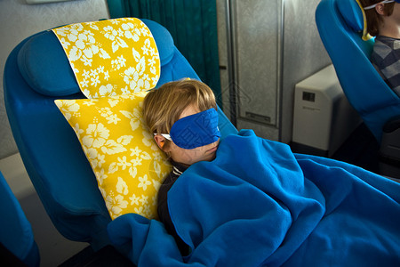睡在商务舱的年轻乘客图片