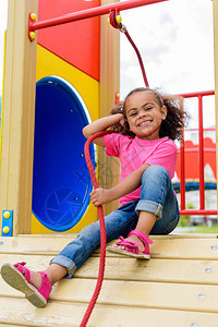非裔美国小孩玩游乐设施很开心图片
