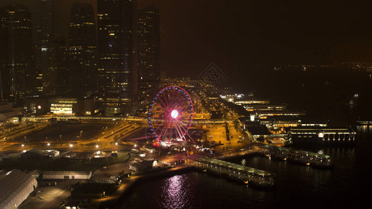 码头河流摩天轮和美丽的夜城的夜景图片