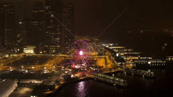 码头河流摩天轮和美丽的夜城的夜景图片