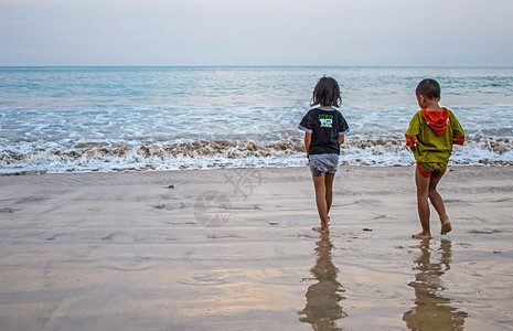 两个孩子在沙滩上玩耍图片