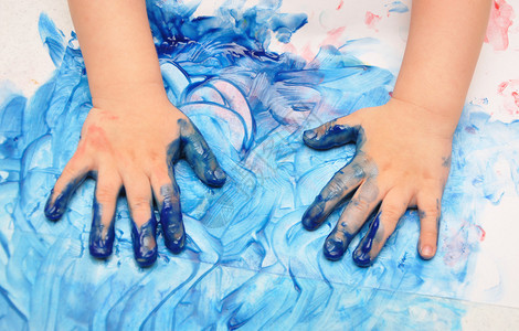 用蓝色油漆涂上的儿童手准备好手印背景图片