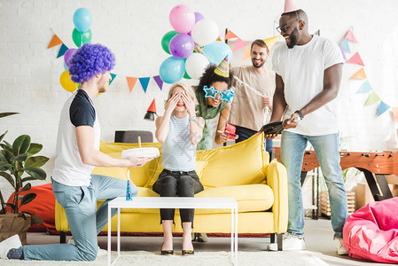 劲歌快,年轻人在惊喜派对上用生日蛋糕向快背景