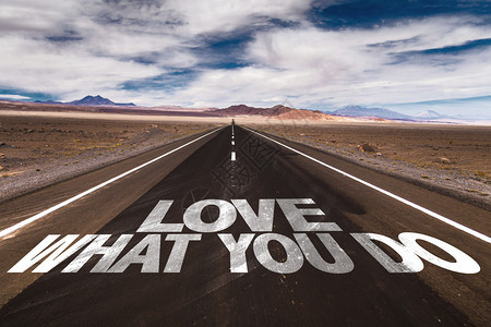 爱你所做的事写在沙漠路上图片