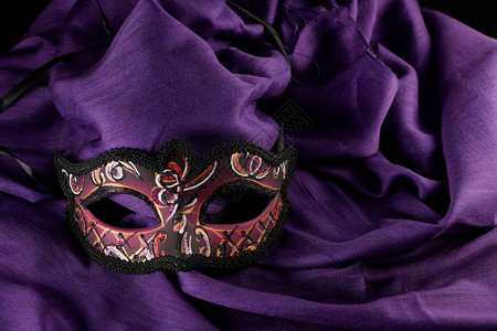 紫色织物上的面具图片