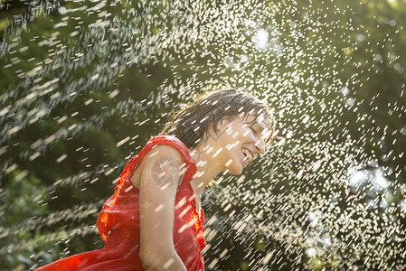 穿着橙色夏装的笑女人图片