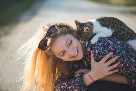 猫咪在女生的背上撒娇图片