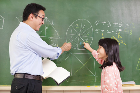 老师和学生讨论数学问题图片