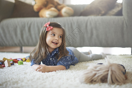 快乐的小女孩在家里图片