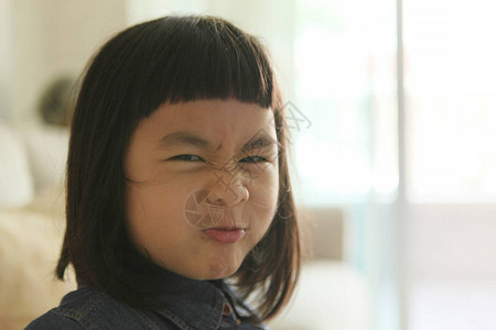 亚洲小女孩的滑稽面孔图片