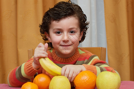 吃水果的小孩图片