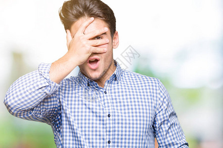 捂着眼睛偷看的商务男性图片素材