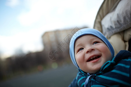 一个快乐微笑的男孩的肖像自然光线图片