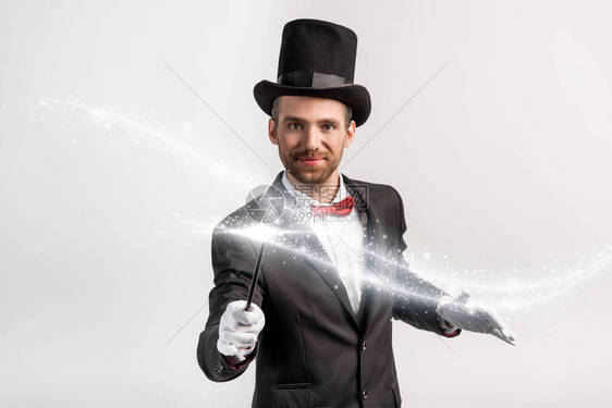 穿着西装和戴帽子的魔术师用闪光插图将灰色的魔杖隔图片