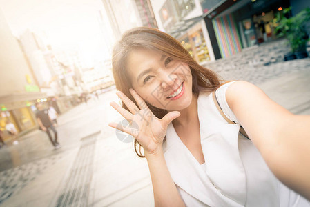 美丽的美丽微笑的亚洲女人在大街图片