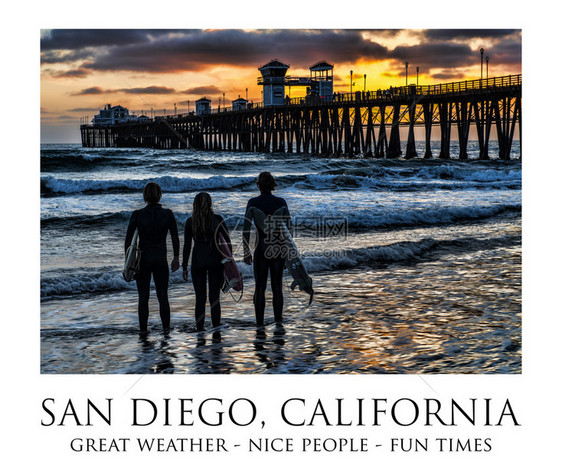 在加州圣地亚哥的海边码头有三名Silhouetteed冲浪者天气很图片