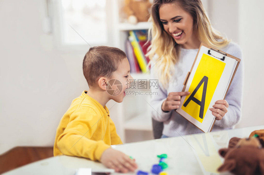 言语治疗师教男孩说字母A图片