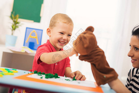 小男孩与语言治疗师一起上课通过玩乐图片