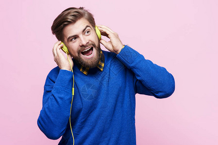 戴耳机唱歌的男人图片