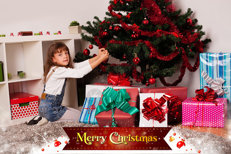 孩子们带着圣诞礼物和圣诞快乐的圣图片
