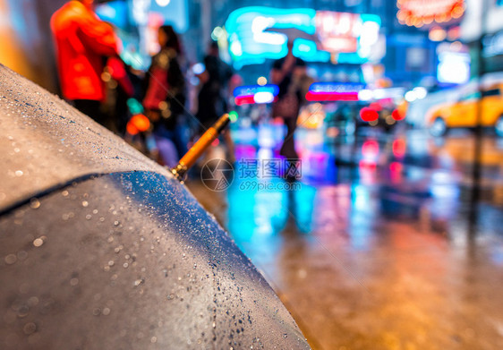 夜晚下着雨的纽约图片