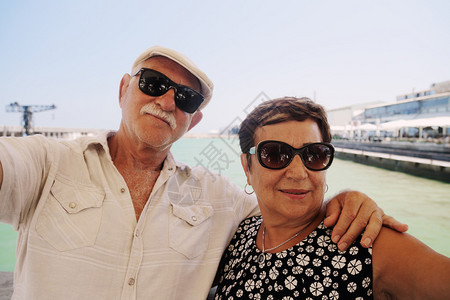 老年夫妇在海滩上的肖像图片