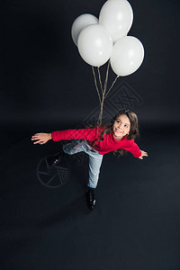 快乐的小孩模仿飞翔时与气球图片