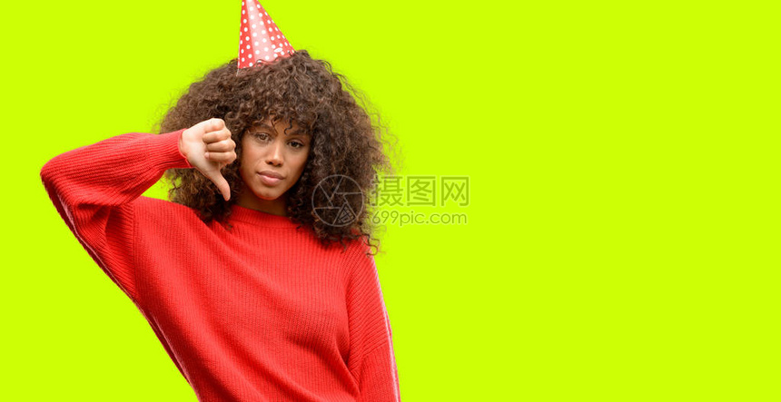 非洲美妇女以愤怒的面容庆祝生日图片