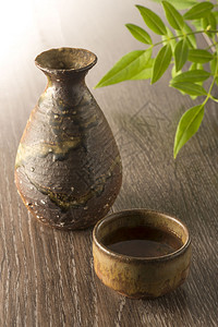 日本陶器与酒图片