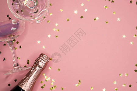 香槟瓶有玻璃杯和粉红图片