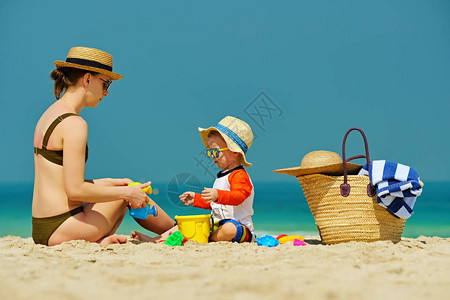 身戴太阳帽子的两岁小孩男在海图片