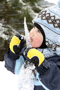 小男孩冬天在山上吃冰柱图片