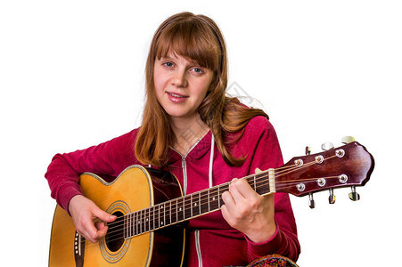 年轻女孩弹奏音乐吉他孤立图片