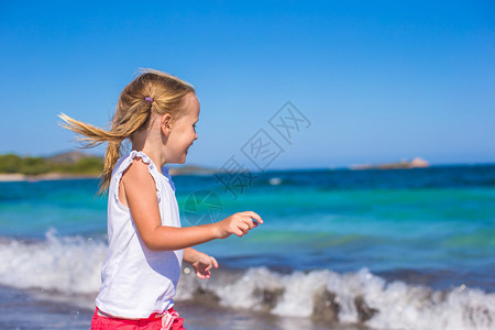 海滩边玩耍的小女孩图片