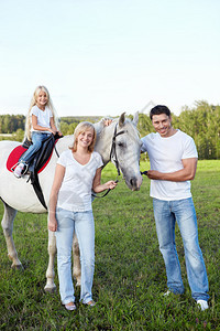 有一个女儿和一匹马的家庭图片