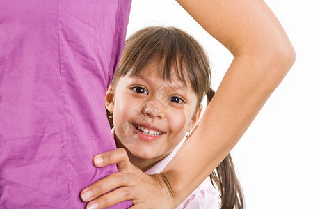 快乐孩子的面孔看着她母亲的手臂在白色背图片