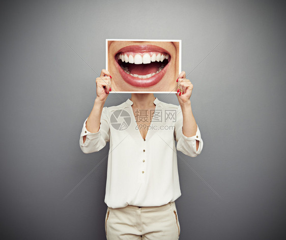 用大笑嘴部照片遮住脸部的女性图片