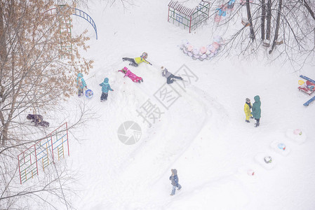 孩子们在冬天的幼稚园里玩滑雪游戏图片